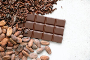 Cuanto más puro sea el chocolate más cacao y menos azucar. mejor unos del 90% de cacao que unos del 70.